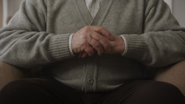 Dziadek Ręce Skrzyżowane Bliska Ramiona Starszego Mężczyzny — Wideo stockowe