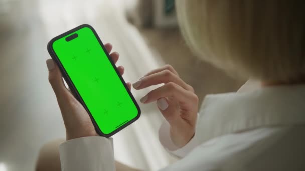 绿色屏幕智能手机上的女性卷轴和缩放成图像 智能手机上的女性浏览 — 图库视频影像