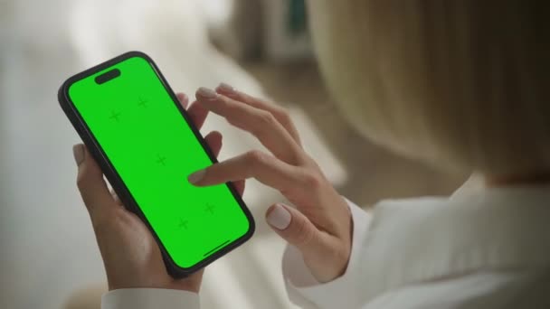 Bläddrar Chroma Key Smartphone Närbild Över Axeln Visa Finger Scrolla — Stockvideo