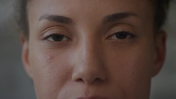 Глаза Женщины Открываются Медленном Движении — стоковое видео