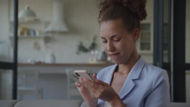 Empresaria Sorprendida Leyendo Mensaje Teléfono Inteligente Orbitando Alrededor Mujer Traje — Vídeos de Stock