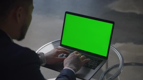 Asian Businessman Working Green Screen Laptop Office — Video Stock