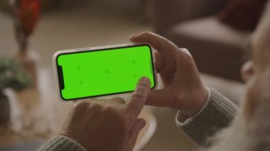 Yatay Yönelimde Yeşil Ekran Telefonun Sağında Tek Tıkla veya Bas, Büyükbaba Chroma Tuşlu Akıllı Telefona İt