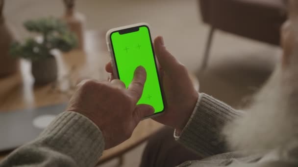 Büyükbaba Elleri Nde Yeşil Ekran Akıllı Telefona Çift Tap Omuz — Stok video