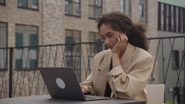 厌倦了在户外笔记本电脑上工作的女人 厌倦了在城市使用电脑的女商人 — 图库视频影像