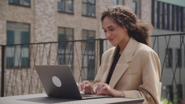 シティストリートでラップトップを使用して女性のオンラインショッピング コンピュータ上の感情的な女性のブラウジング — ストック動画