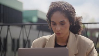 Başı dertte olan iş kadını, laptopta kötü haber okuyan kadın, şehir merkezinden kadın girişimci olumsuz mesaj aldı.
