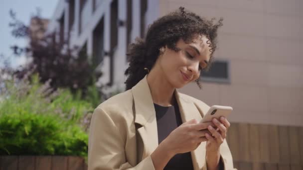 Vrouw Lezen Van Positieve Boodschap Smartphone Typen Antwoord Buitenshuis Modern — Stockvideo
