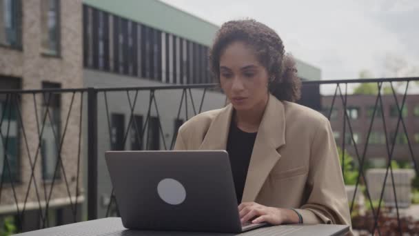 オフィスセンターでラップトップで働く広範なビジネスウーマン 考えるために休憩を作る女性 — ストック動画