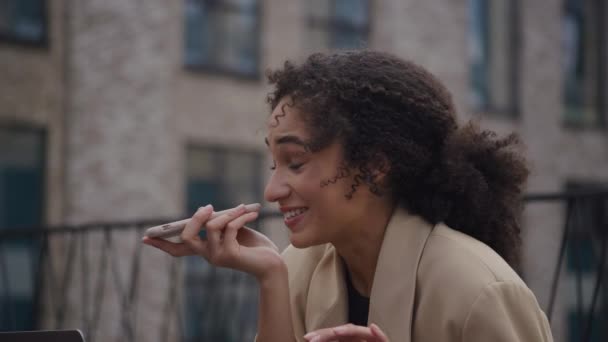 感情的な女性の記録 スマートフォンを使用して音声メッセージ 屋外で閉じる — ストック動画