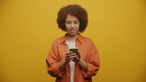 Mensajes Texto Mujer Feliz Usando Smartphone Sobre Fondo Amarillo Mensaje — Vídeos de Stock