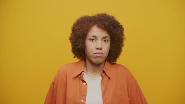 Perempuan Angkat Bahu Dont Tahu Gestur Latar Belakang Kuning — Stok Video