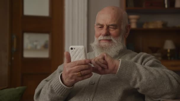 Senior Man Przeglądanie Online Smartfonie Close Dziadek Pomocą Smartfona — Wideo stockowe