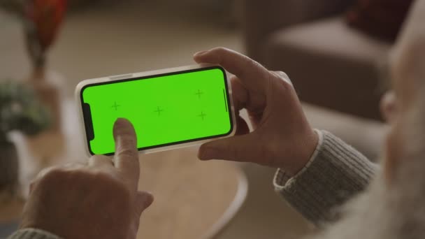 Single Press Left Side Green Screen Smartphone Inomhus Farfar One — Stockvideo