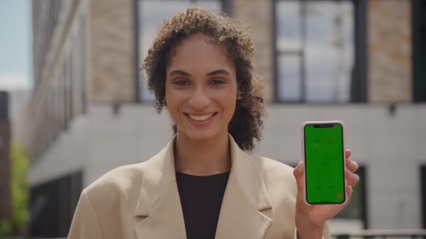 Geschäftsfrau Zeigt Smartphone Mit Grünem Bildschirm Frau Hält Smartphone Mit — Stockvideo