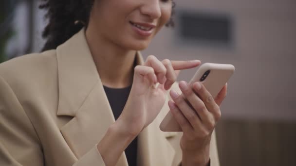 无法辨认的女性在智能手机上上网浏览 女商人的手在外面翻翻 在智能手机上擦拭 — 图库视频影像
