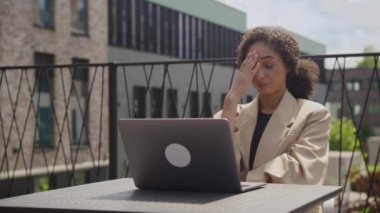 Başı dertte olan iş kadını, Ofis Merkezi 'nde dizüstü bilgisayar kullanan stresli kadın.