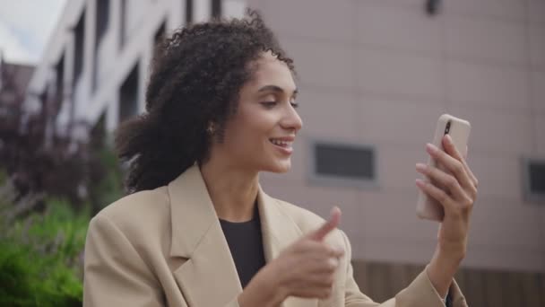 Επιχειρηματίας Μιλώντας Video Call Χρησιμοποιώντας Smartphone Έξω Γυναίκα Μιλώντας Συνέδριο — Αρχείο Βίντεο