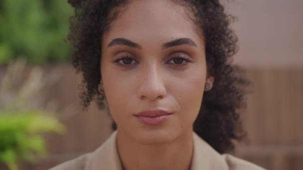 Kendine Güvenen Kadını Yüzünü Kapat Kadın Gözlerini Kamera Portresine Bak — Stok video