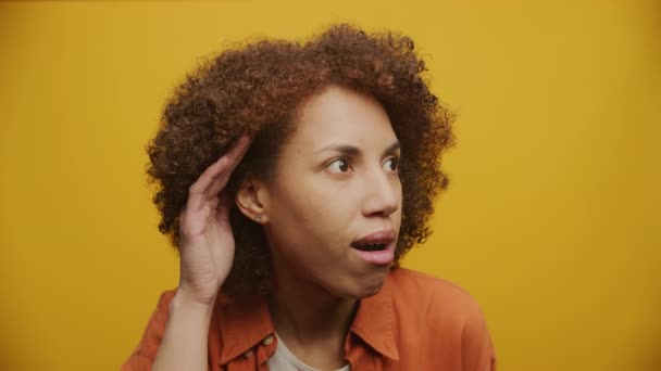 Mulher Ouve Gestos Amarelo Backgound Fêmea Tentando Ouvir — Vídeo de Stock