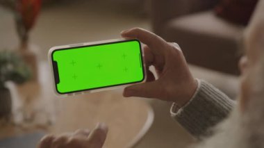Yeşil Ekran Akıllı Telefonun Altında Bir Basın, Chroma Key Akıllı Telefonun Alt Üçüncüsünde Büyükbaba Tek Vuruş