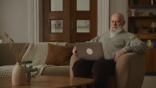 Старший Человек Машет Рукой Видео Звонок Приветствие Жест Помощью Ноутбука — стоковое видео