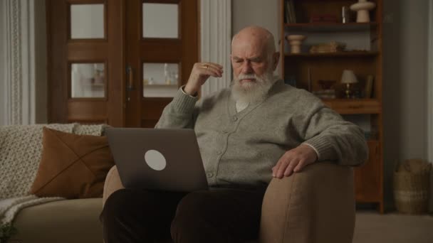 Upset Grandfather Reading Bad News Laptop Senior Man Trouble — Stock Video
