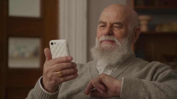 Homme Âgé Réfléchi Naviguant Sur Smartphone Fermer Grand Père Riant — Video