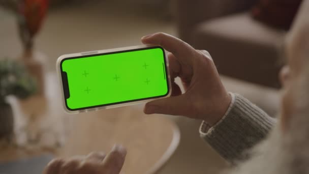 Una Prensa Parte Inferior Pantalla Verde Smartphone Abuelo Solo Toque — Vídeo de stock