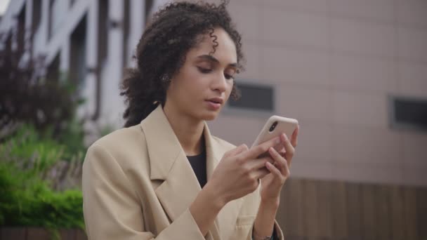 Naštvaná Žena Čte Špatné Zprávy Smartphone Venku Stresované Ženy Dostávají — Stock video