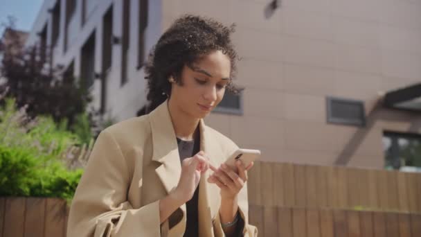 Γυναίκα Περιήγηση Smartphone Έξω Στο City Park Επιχειρηματίας Χρησιμοποιώντας Smart — Αρχείο Βίντεο