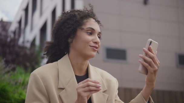 Empresaria Hablando Videollamada Usando Smartphone Mujer Hablando Telefono Inteligente — Vídeos de Stock