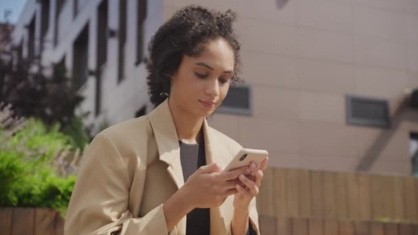 Kobieta Korzystająca Smartfona Zewnątrz Downtown City Street Kobieta Przeglądająca Online — Wideo stockowe