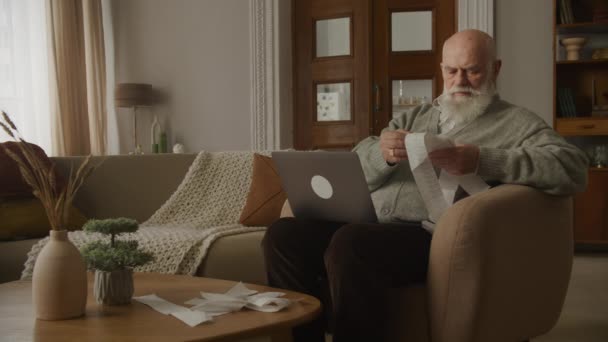 Grootvader Zoek Door Middel Van Facturen Appartement Home Senior Man — Stockvideo