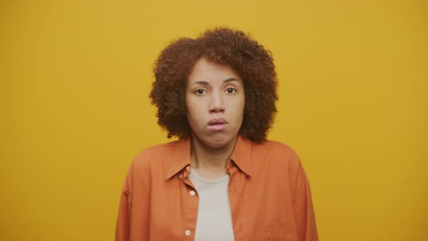 Omuzlarını Yükselten Kadın Don Know Gesture Yellow Background — Stok video