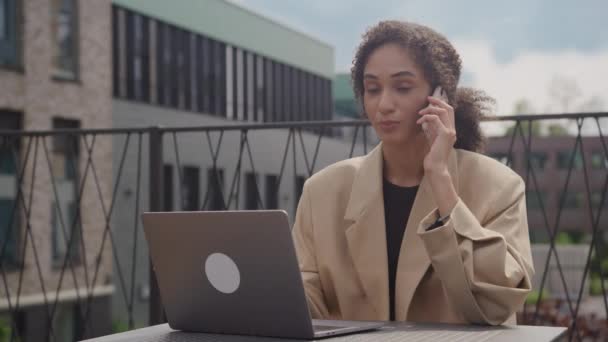 在电话交谈中 女性从事销售活动 并在户外获得工作机会 — 图库视频影像