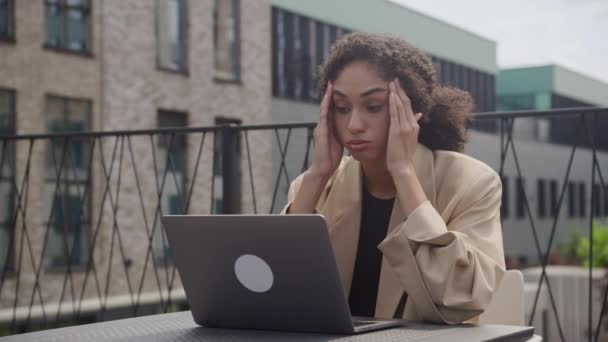 Şehir Merkezindeki Laptopta Kötü Haber Okuyan Çok Çalışan Kadın — Stok video