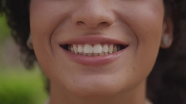 극단적 가까운 Female Toothy 카메라 — 비디오