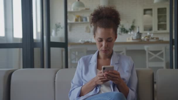 スマートフォンのインドアにタイピングする女性 スマートフォンを使用して思慮深いビジネスマン — ストック動画