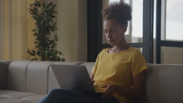 Mulher Apuros Usando Laptop Apartamento Fêmea Receber Más Notícias Computador — Vídeo de Stock