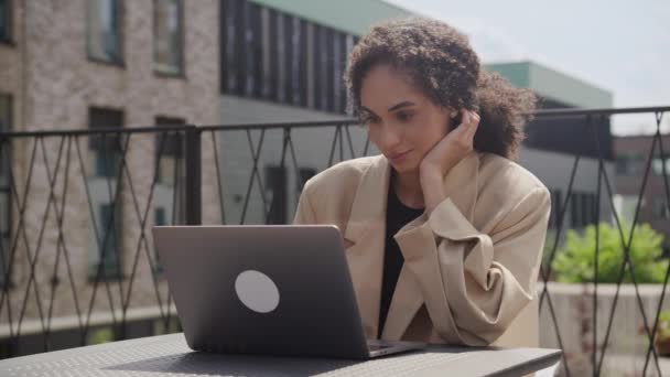 外でラップトップに取り組んでいる女性 ビジネスマンは コンピュータを使用します キーボード上の女性タイピング — ストック動画