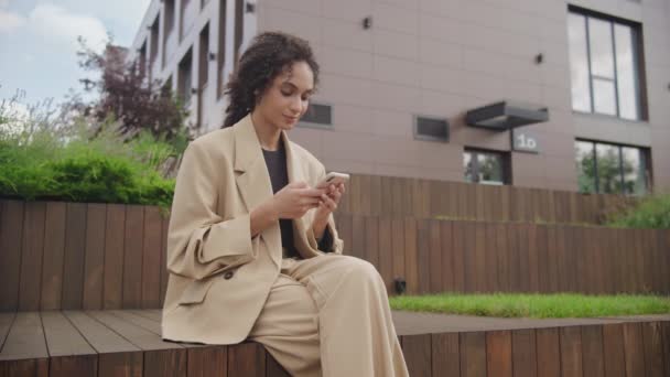 Γυναίκα Πληκτρολογώντας Μήνυμα Στο Smartphone Στη Σύγχρονη Πόλη Street Επιχειρηματίας — Αρχείο Βίντεο