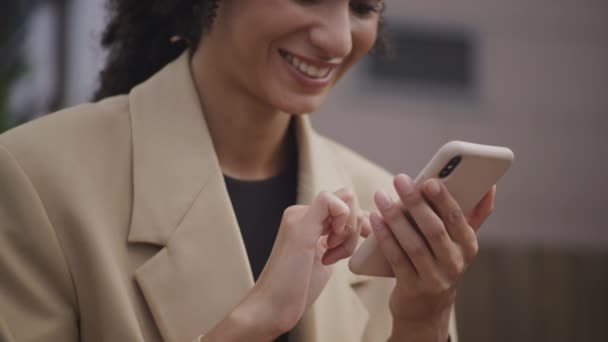 Αναγνωρίσιμη Επιχειρηματίας Που Χρησιμοποιεί Smartphone Κοντινό Πλάνο Έξω Γυναίκα Χέρια — Αρχείο Βίντεο