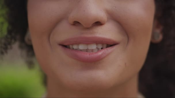 Junge Frau Lächelt Extreme Nahaufnahme Weiblicher Mund Und Lippen — Stockvideo