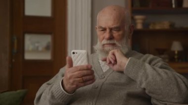 Sıkıntılı Büyükbaba Akıllı Telefon 'da Bir Mesaj Okuyor Yakın plan, Duygusal Son Sınıf Öğrencisi Kötü Haber Aldı