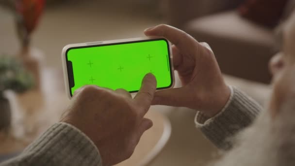 Kakek Swipe Three Times Green Screen Smartphone Senior Man Browsing — Stok Video