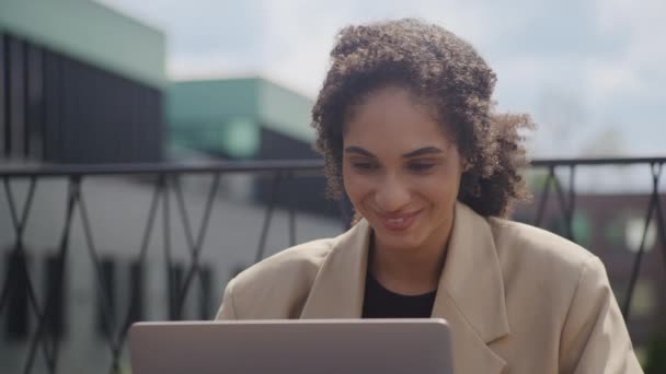 Mujer Emocionada Recibir Oferta Trabajo Usando Ordenador Portátil Fuera Mujer — Vídeos de Stock