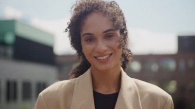 İş kadını, şehir merkezindeki caddede gülümseyen kadın, kamera fotoğrafına bakıyor.