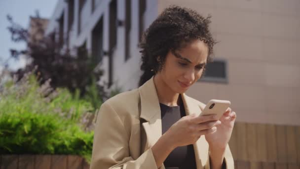 Mulher Descontente Usando Smartphone Fora Empresária Navegando Online Emoção Negativa — Vídeo de Stock