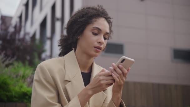 スマートフォン外で音声メッセージを録音する女性 オーディオを決定するビジネスマン 閉じる — ストック動画